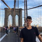 Estudió derecho y empresariales y he dado clases física,matemáticas,biología y lengua española para gente de primaria,ESO y 1 bachillerato